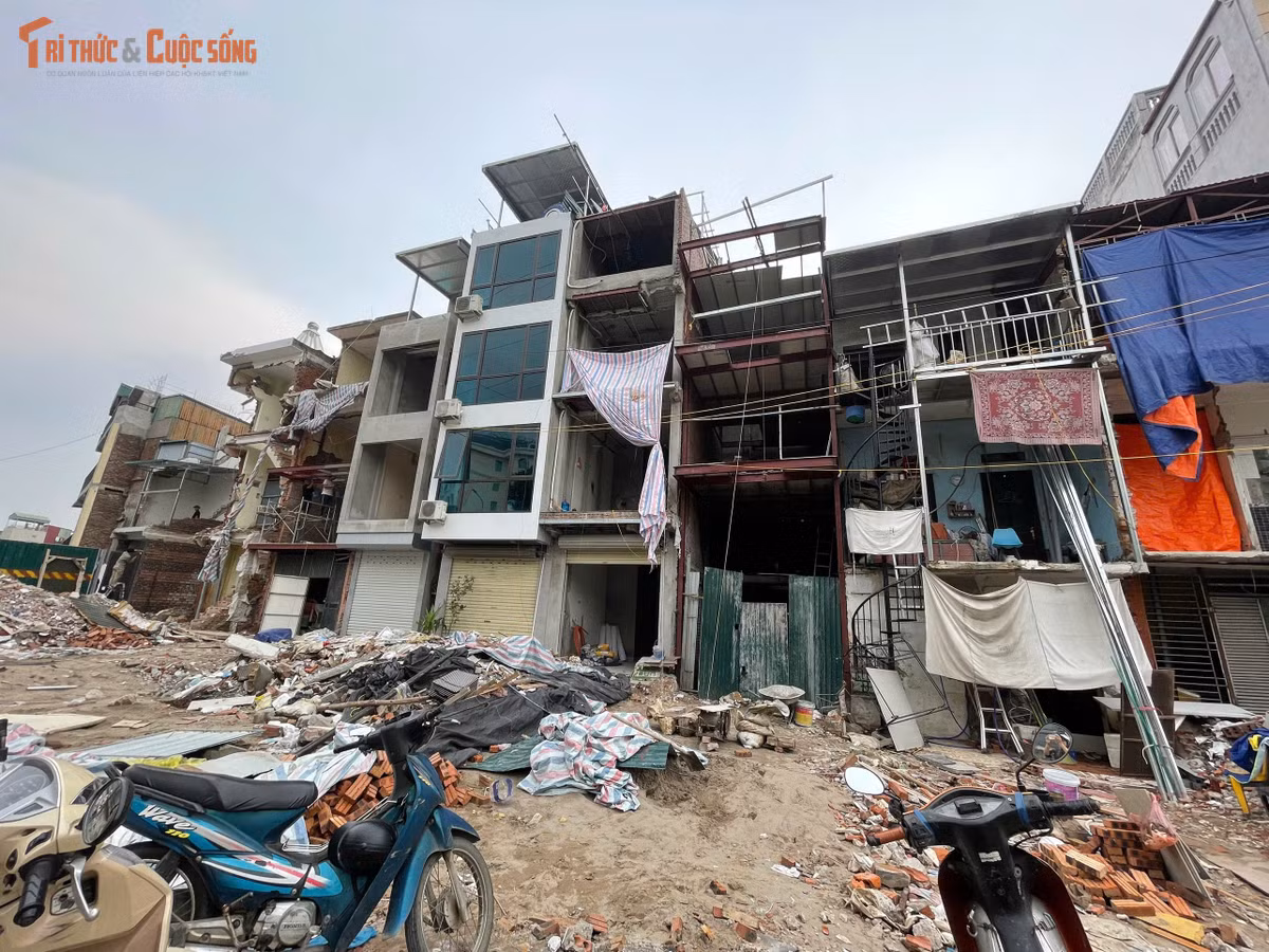 Phần mặt tiền trên phố Nguyễn Khoái đang được tháo dỡ và làm lại sau khi diện tích đất bị thu hồi. Gia chủ tận dụng phần công trình còn lại để tiếp tục sử dụng.