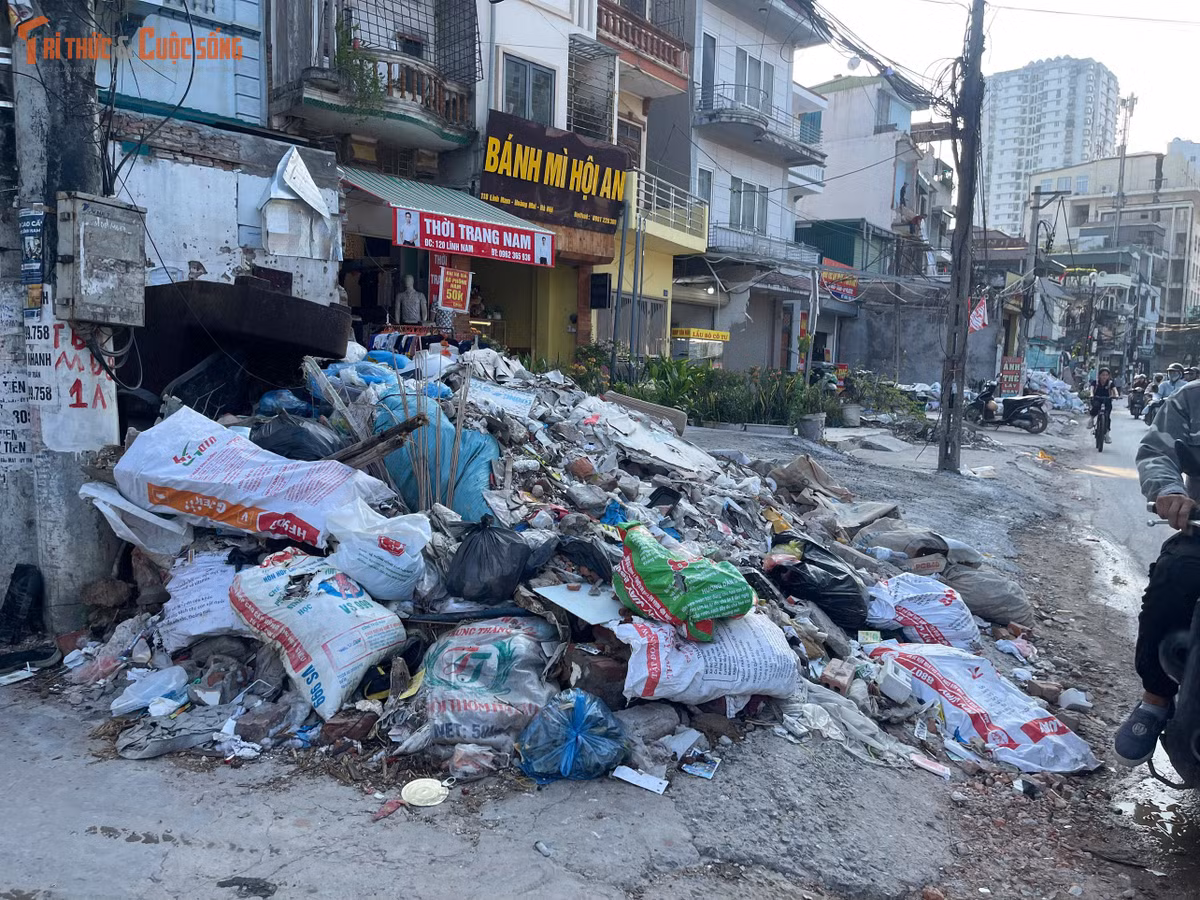 Khi các túi rác bị để ngoài trời trong thời gian dài, mùi hôi và côn trùng có thể xuất hiện, ảnh hưởng đến các hộ dân sống xung quanh.