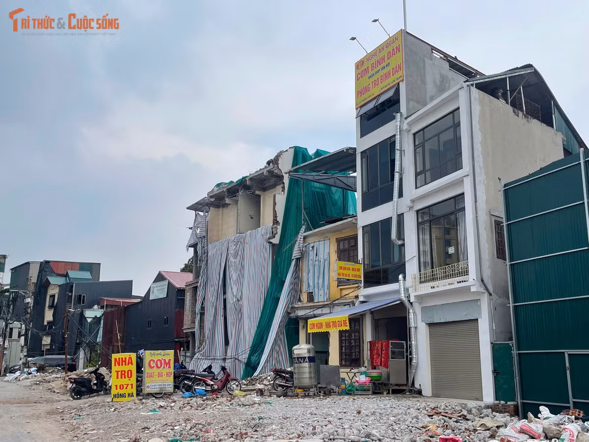 Nhiều gia đình chỉ sửa chữa ở mức vừa đủ để sử dụng trong thời gian chờ định hướng quy hoạch Trục đại lộ cảnh quan sông Hồng. Từ đầu năm 2026, UBND phường Hồng Hà tạm dừng cấp phép xây dựng tại đây.
