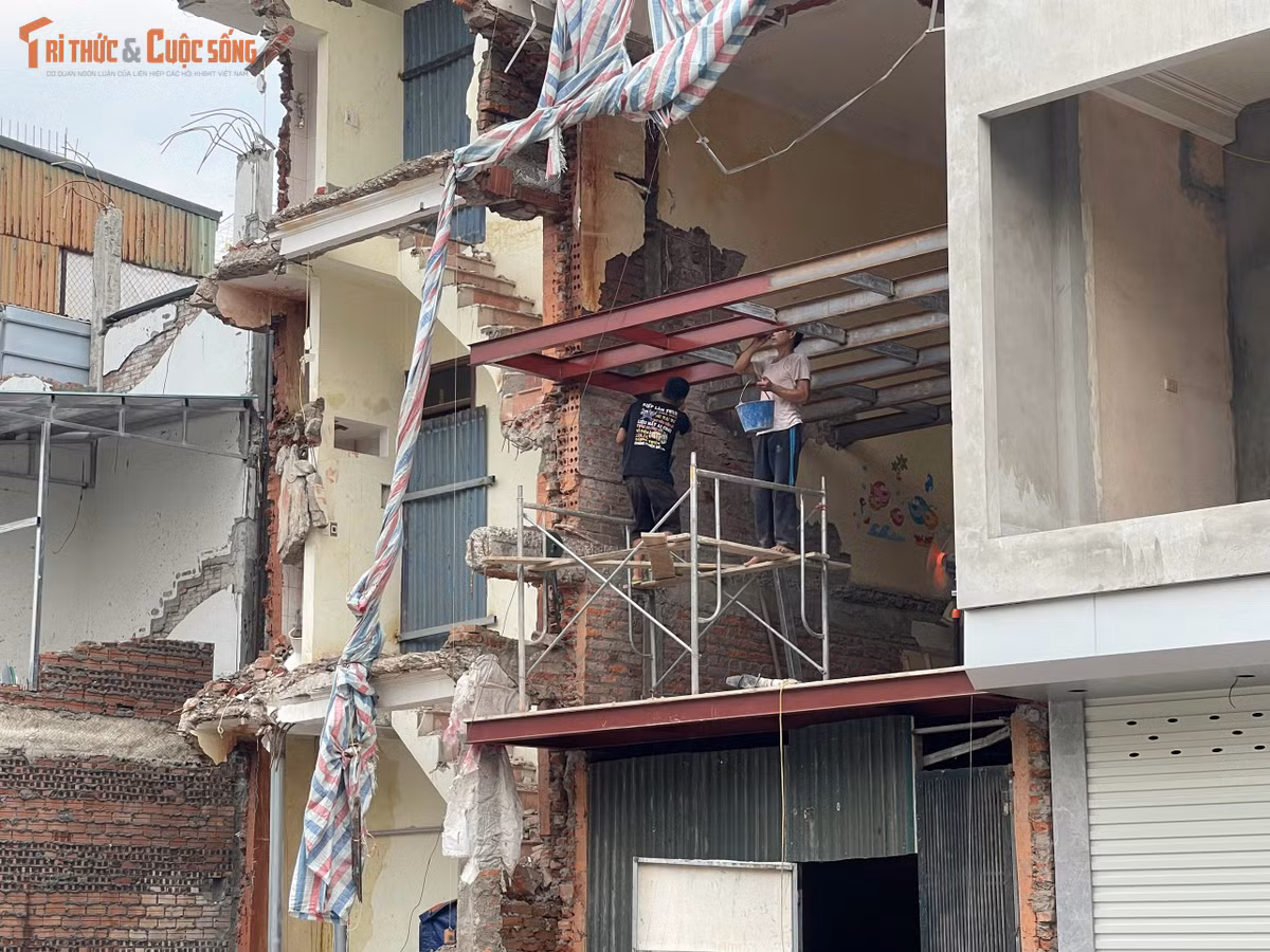Diện tích nhà bị thu hẹp khiến không gian sinh hoạt của các hộ cũng phải điều chỉnh. Phần cột, kèo còn sử dụng được được giữ lại, những hạng mục khác được sửa theo mặt bằng mới.
