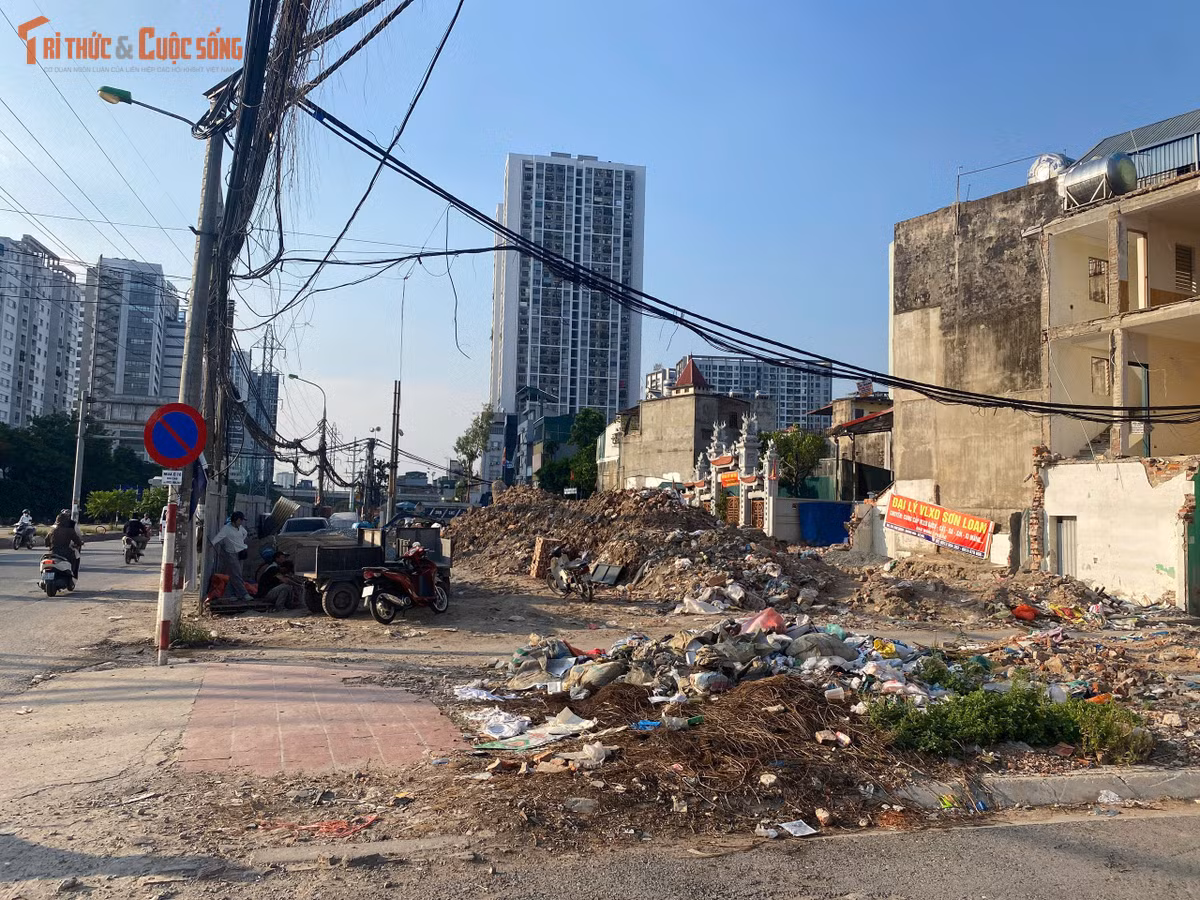 Tại Lĩnh Nam, thực trạng này được ghi nhận ở khu vực gần nhà dân. Những đống vật liệu sau thi công tồn tại trong thời gian dài, trở thành nơi phát sinh thêm rác sinh hoạt.