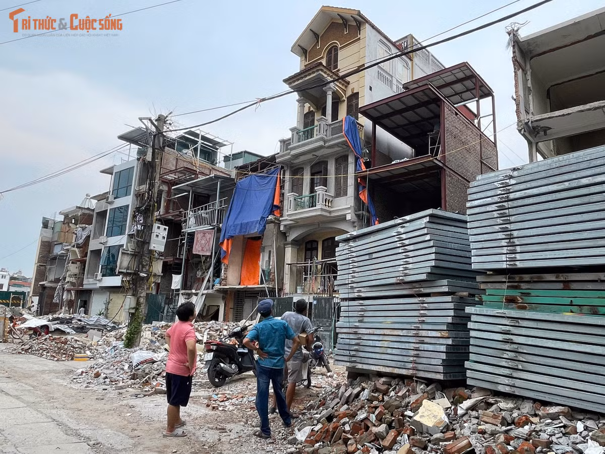 Sau khi bàn giao mặt bằng, những căn nhà bị thu hồi một phần diện tích phải điều chỉnh lại theo phần đất còn lại. Có nhà chỉ cần sửa mặt tiền, nhưng cũng có trường hợp phải tháo dỡ và xây dựng lại do việc thu hồi ảnh hưởng đến kết cấu công trình.