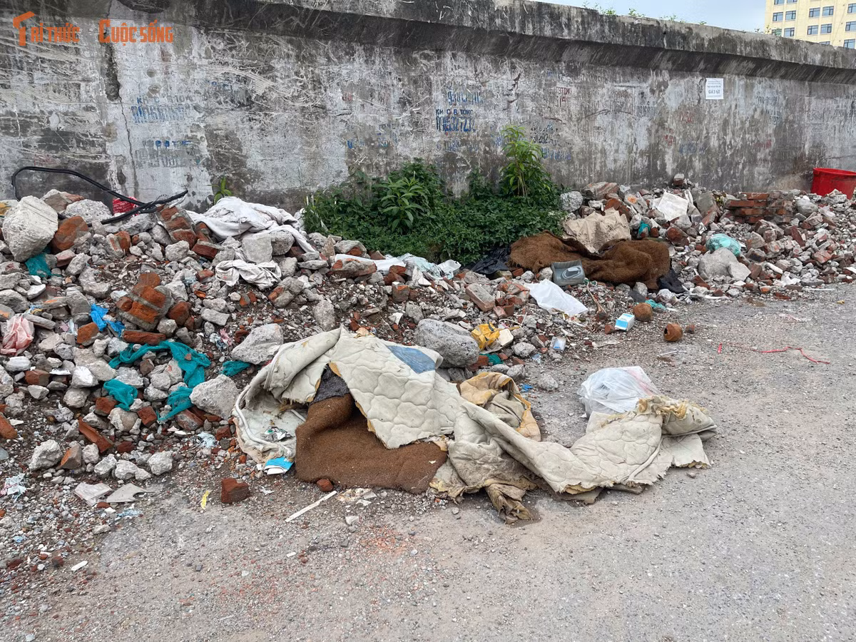 Tại phường Hồng Hà, tình trạng tương tự cũng được ghi nhận ở những nơi phát sinh vật liệu sau quá trình sửa chữa, cải tạo nhà cửa. Những điểm chứa phế thải tiếp tục xuất hiện rác sinh hoạt bên cạnh.