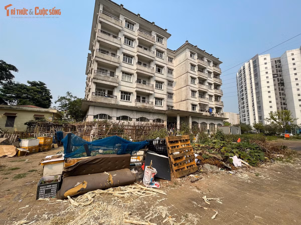 Nhìn từ bên ngoài, nhiều hạng mục của công trình đã không còn giữ được diện mạo ban đầu. Các mảng tường xuất hiện tình trạng bong tróc, rêu mốc và loang lổ sau nhiều năm chịu tác động của thời tiết.