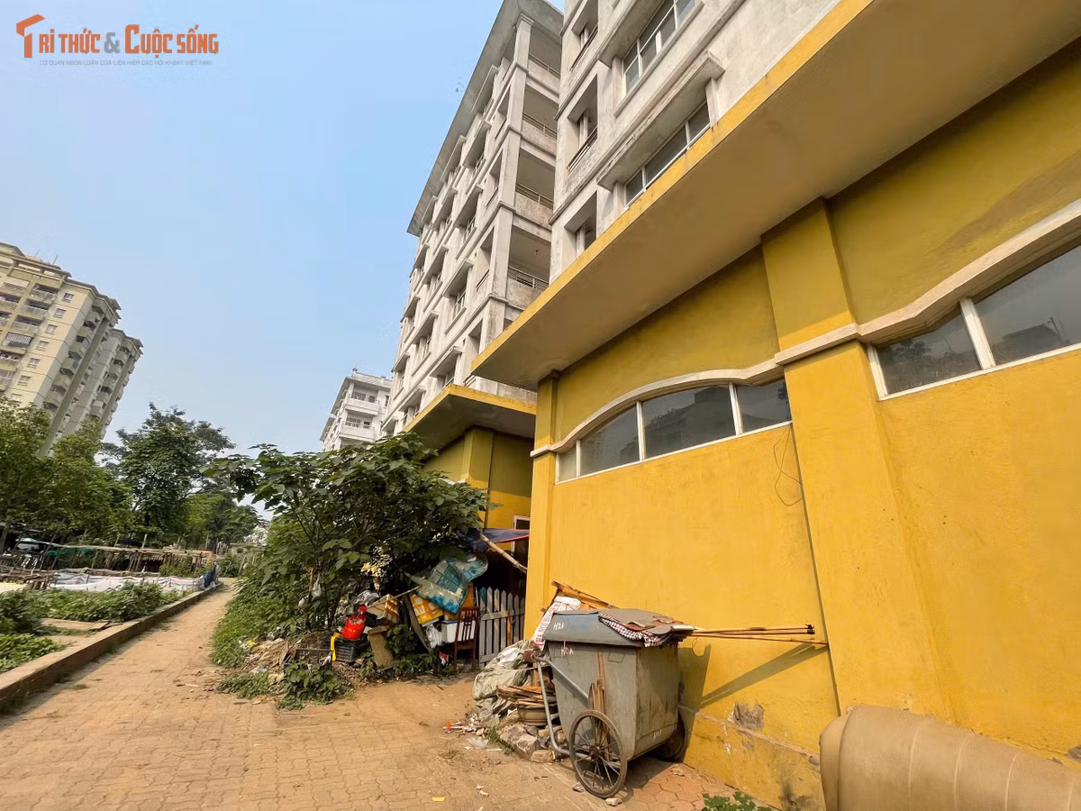 Nhiều khoảng đất xung quanh công trình còn trở thành nơi tập kết phế liệu, vật liệu xây dựng và đồ dùng cũ, khiến cảnh quan khu vực trở nên nhếch nhác