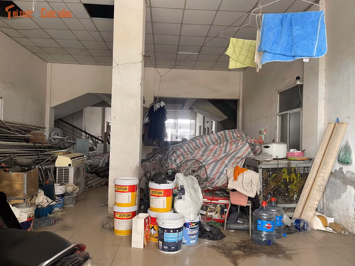 Theo ghi nhận của phóng viên, khu vực tầng 1 của một trong ba tòa nhà hiện bị chiếm dụng làm nơi chứa đồ. Bên trong tập kết nhiều vật liệu xây dựng, đồ dùng cũ và các vật dụng khác được chất đống, để lộn xộn.
