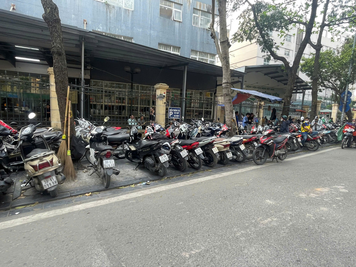 Bãi trông giữ xe luôn trong tình trạng chật kín, đặc biệt vào giờ cao điểm.