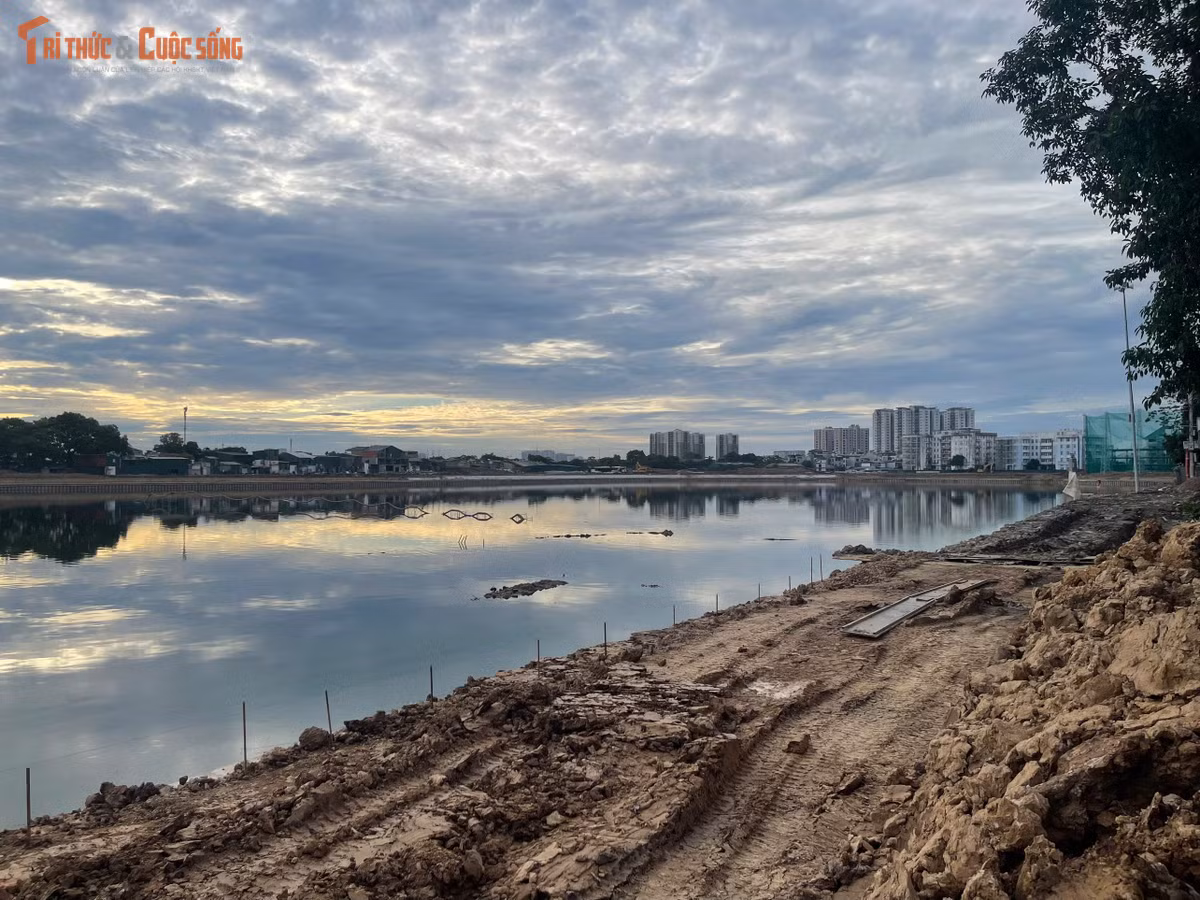 Sau thời gian thi công, hồ điều hòa Phú Đô đang dần định hình tại phường Từ Liêm. Công trình có tổng mức đầu tư khoảng 1.166 tỷ đồng, diện tích 36,76 ha, trong đó mặt nước rộng khoảng 31,5 ha.