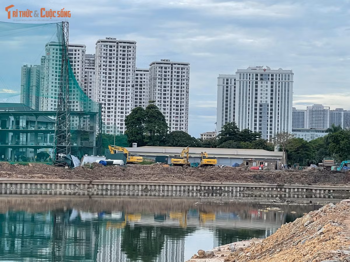 Bao quanh lòng hồ là hệ thống cừ bê tông dự ứng lực và tuyến kè dài khoảng 2.684 m. Phần kết cấu chính đã cơ bản hoàn thành, các đơn vị đang chuyển sang những công việc phục vụ hoàn thiện cảnh quan.