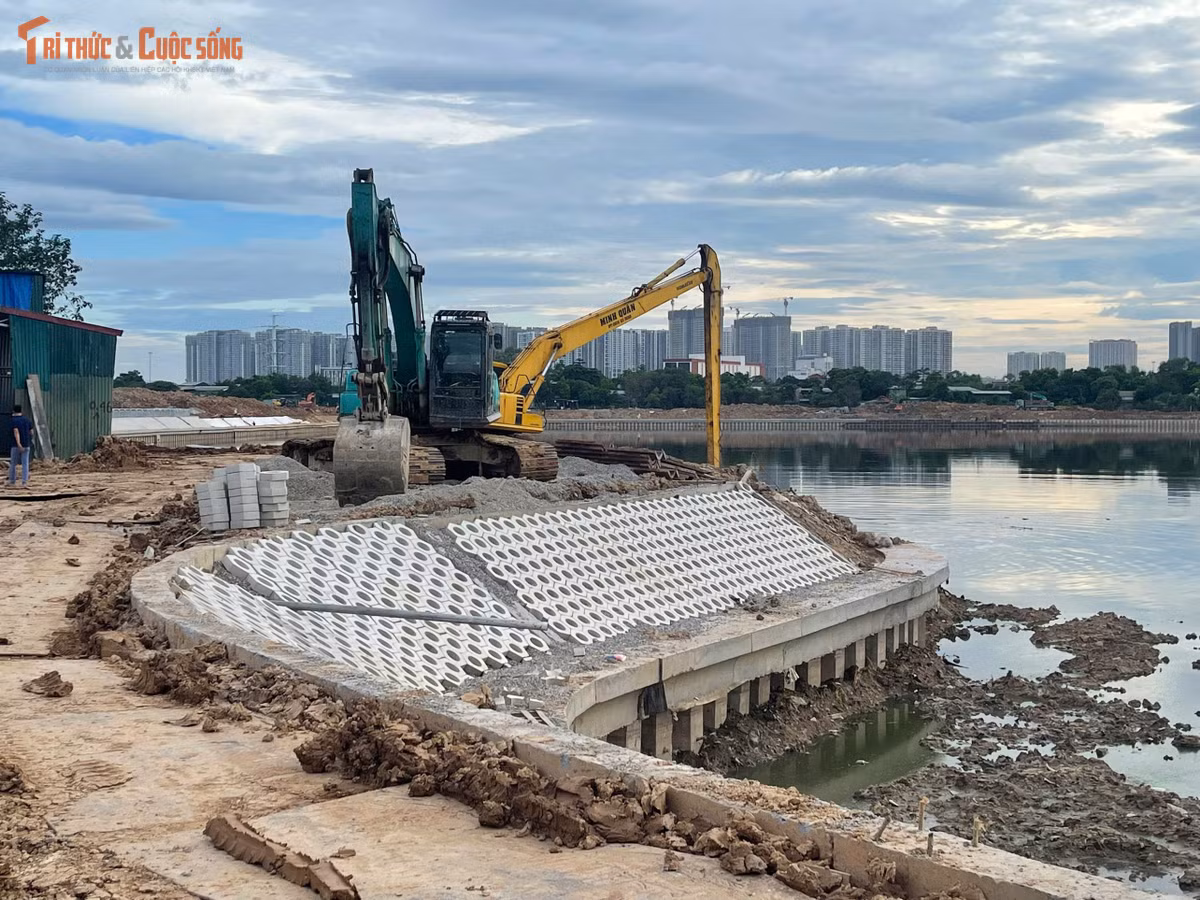 Phần đào lòng hồ cơ bản hoàn thành, mở ra một không gian mặt nước lớn giữa khu vực đô thị đang phát triển nhanh ở phía Tây Hà Nội.