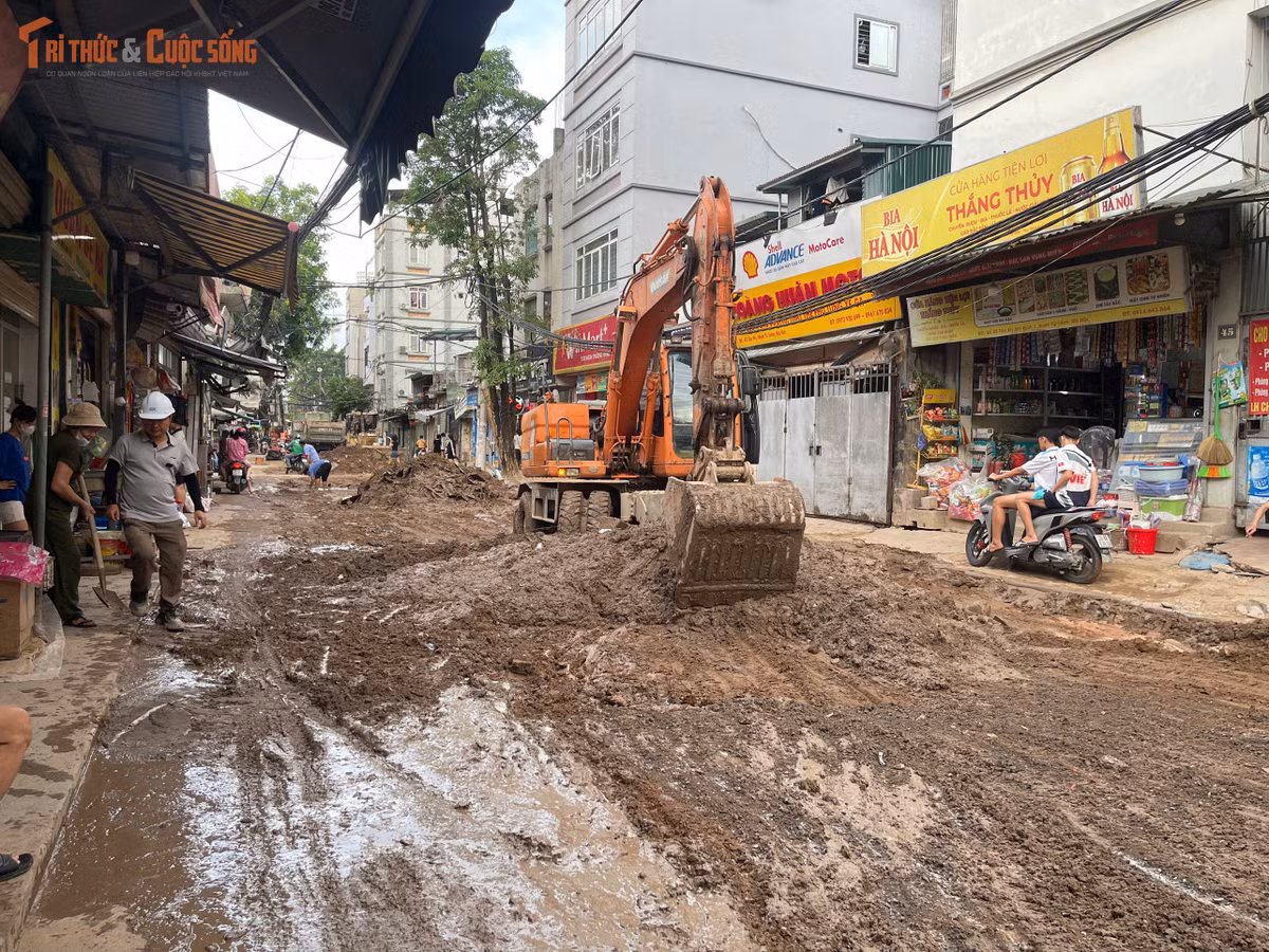 Một phần tuyến cống được xây dựng tại ngõ 16 Đỗ Xuân Hợp. Đoạn tuyến này có mặt đường rộng khoảng 5-7 m, hai bên là nhà dân nên việc tổ chức thi công gặp nhiều khó khăn.