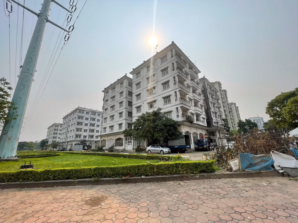 Sau gần 20 năm kể từ khi hoàn thành xây dựng, ba tòa nhà tái định cư N03, N04 và N05 vẫn chưa được cải tạo, phá dỡ hoặc đưa vào sử dụng. Việc công trình nhiều năm chưa phát huy công năng tiếp tục đặt ra bài toán về hiệu quả khai thác quỹ nhà tái định cư trên địa bàn Hà Nội.