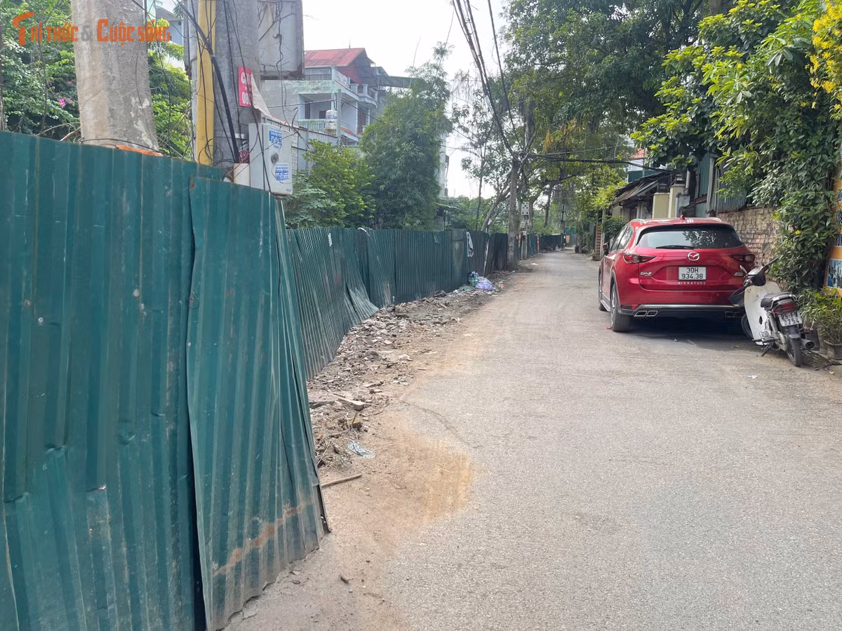 Nhiều năm qua, khu vực ngõ 39 Tứ Liên (phường Hồng Hà, Hà Nội) tồn tại tình trạng nước tù đọng, rác thải chất đống và mùi hôi kéo dài. Dù nằm trong khu dân cư, tuyến mương này vẫn chưa được cải thiện, khiến môi trường sống của nhiều hộ dân bị ảnh hưởng.