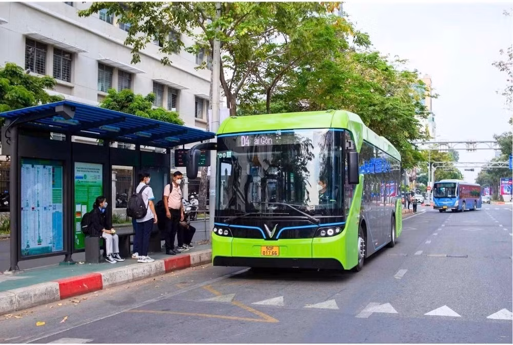 Theo các , việc TP.HCM miễn phí xe buýt toàn dân kết hợp chuyển đổi xe buýt sang chạy điện là một bước đi tích cực và cần thiết. Ảnh: TT