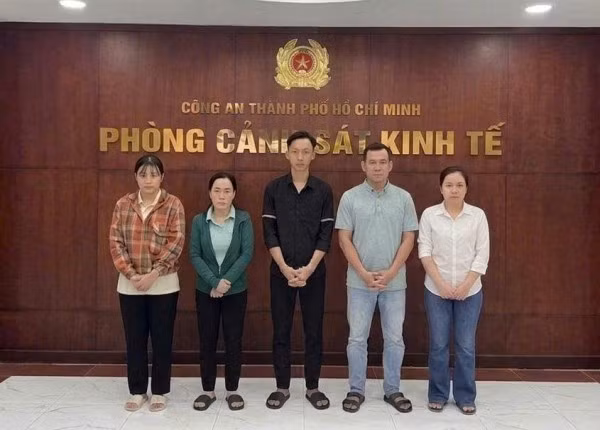 Lâm Thị Kim Nương (bìa phải) cùng các bị can bị khởi tố.