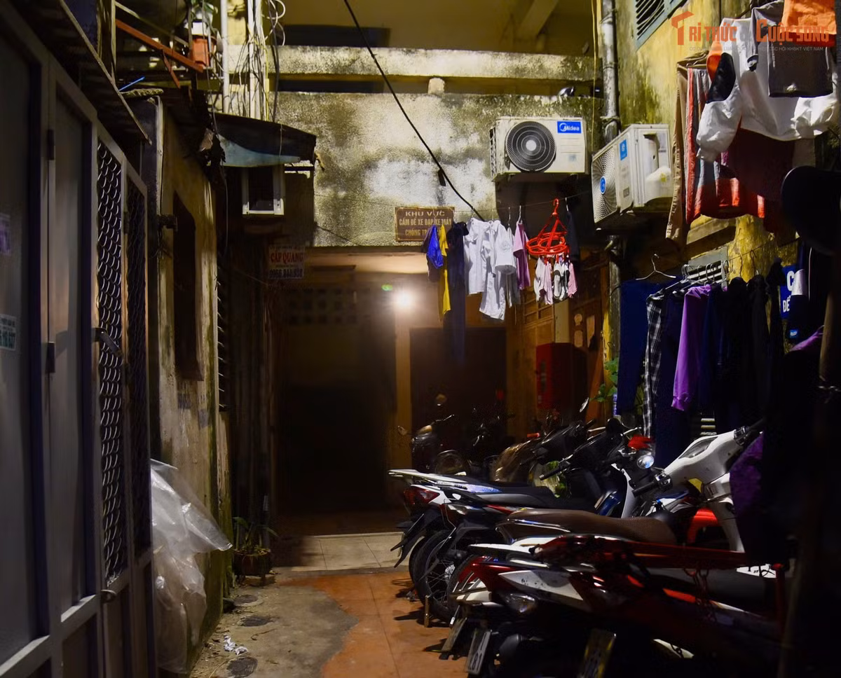 Lối vào một khu nhà tại khu tập thể phường Nghĩa Đô khá chật hẹp, hai bên được người dân tận dụng làm nơi để xe máy.