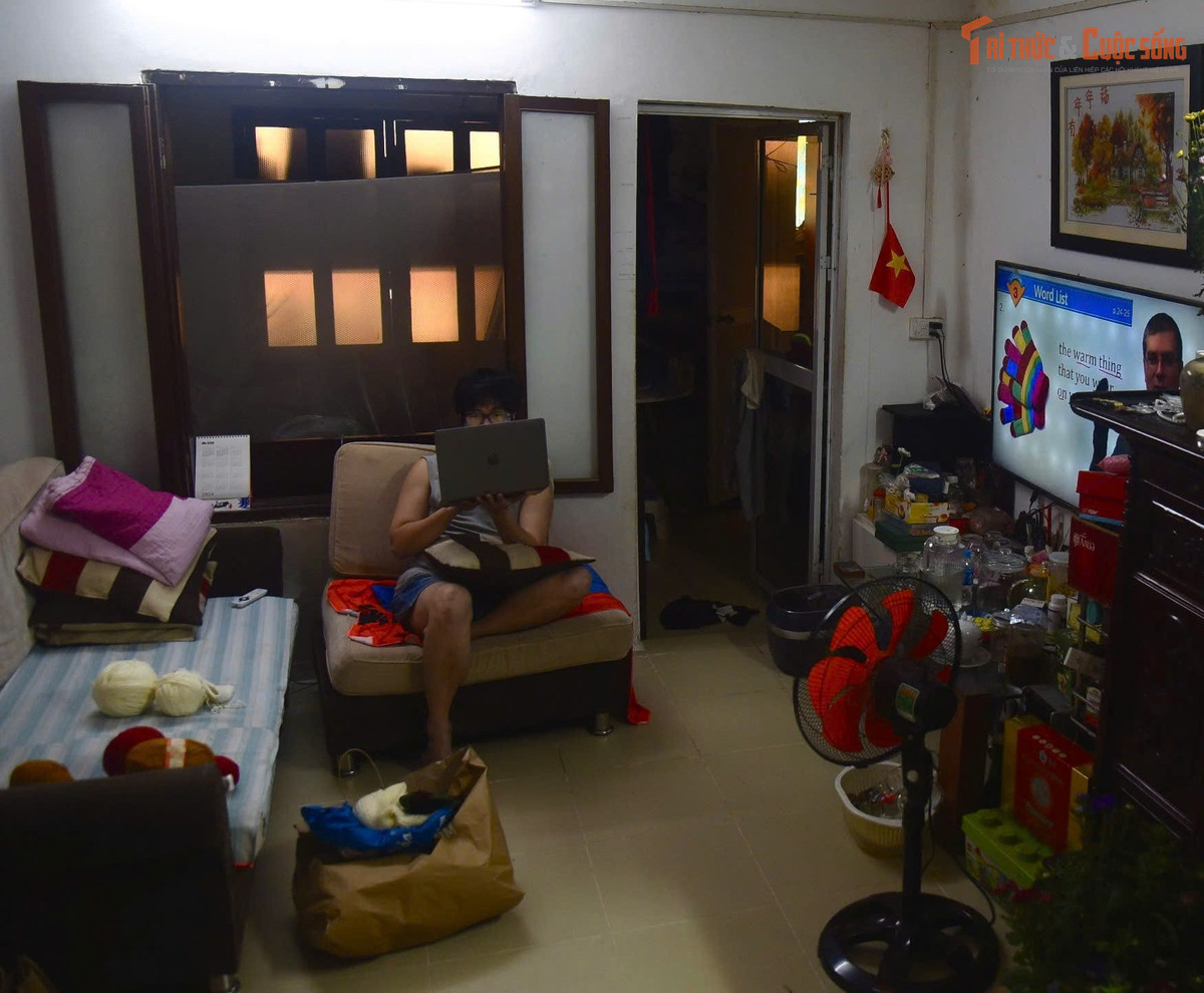 Phía sau cánh cửa căn hộ khu tập thể, không gian sinh hoạt của gia đình được bố trí trong diện tích hạn chế, với nhiều vật dụng sắp xếp sát nhau để tiết kiệm diện tích.