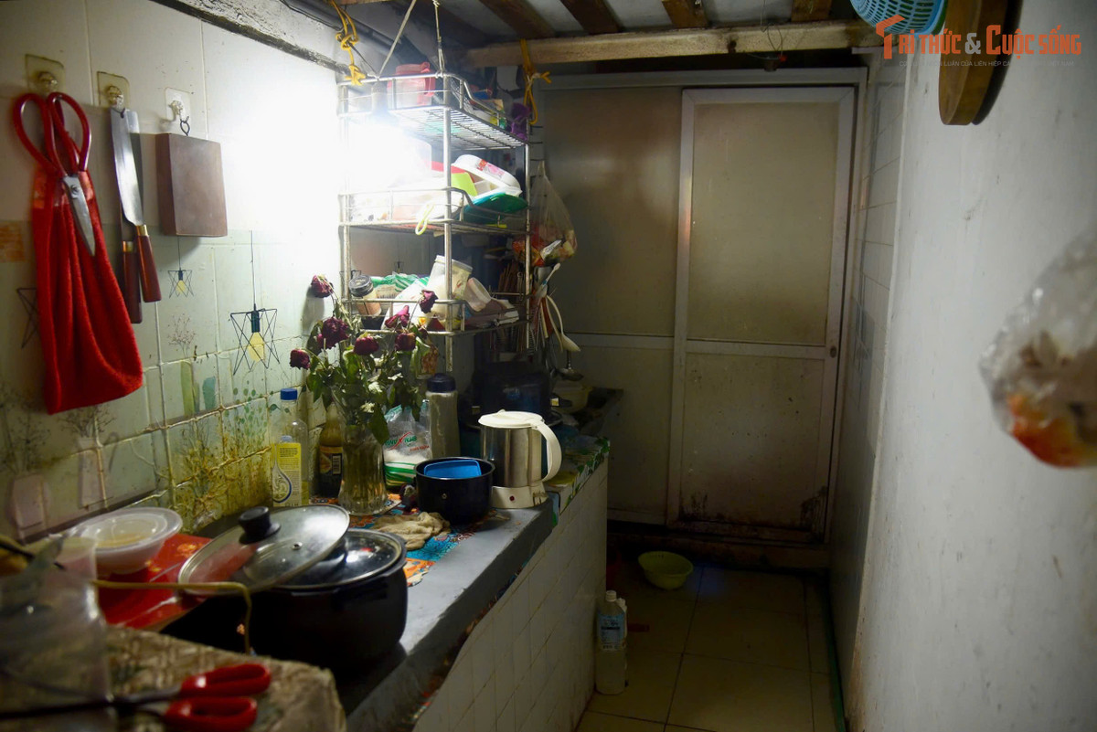 Góc bếp được bố trí trong một khoảng nhỏ của căn hộ. Bếp gas, kệ bát và nhiều đồ dùng gia đình khiến lối đi chỉ đủ cho một người đứng nấu.