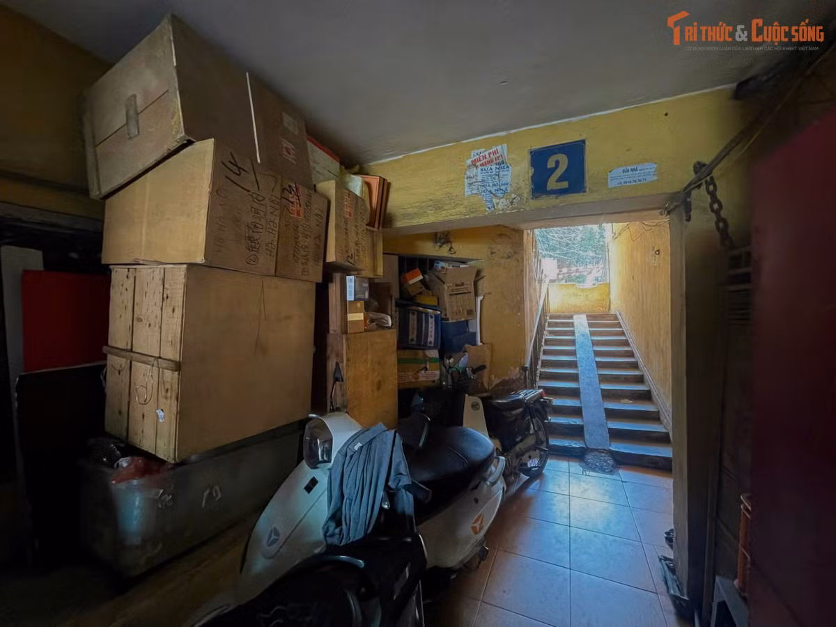 Những hành lang chung của khu nhà tập thể được cư dân tận dụng để đặt nhiều vật dụng sinh hoạt do diện tích các căn hộ hạn chế.