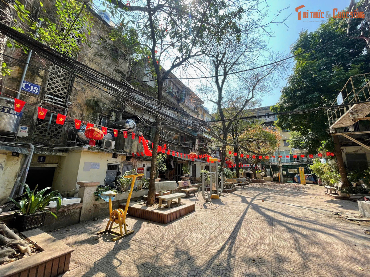 Khoảng sân nhỏ trong khu tập thể được tận dụng làm khu vui chơi cho trẻ em.