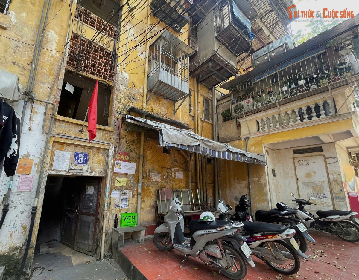 Ban công nhiều căn hộ được cơi nới bằng khung sắt và mái tôn để mở rộng diện tích sinh hoạt. Hình ảnh “chuồng cọp” vì thế trở thành đặc trưng quen thuộc của các khu tập thể cũ.