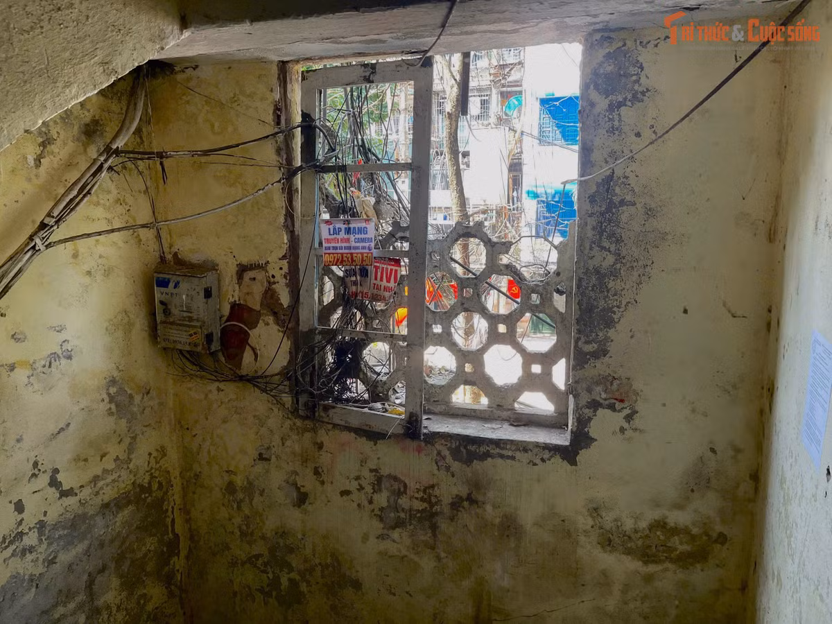 Qua nhiều thập niên, các ô cửa sổ dọc cầu thang trong khu nhà tập thể xuất hiện vết nứt, hư hỏng và ẩm mốc, cho thấy dấu hiệu xuống cấp của công trình.