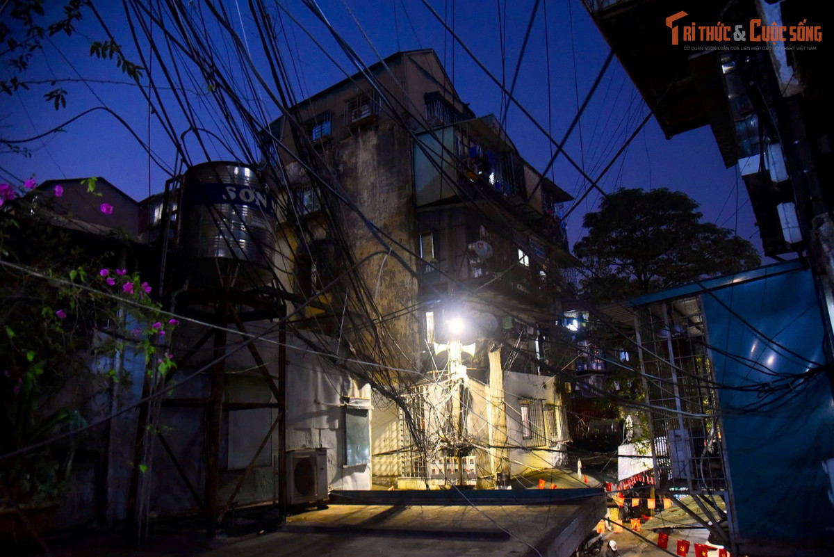 Sau nhiều năm sử dụng, dây điện tại các khu tập thể chằng chịt như “mạng nhện giăng tơ”, nhiều đoạn trĩu nặng xuống, tiềm ẩn nguy cơ mất an toàn.