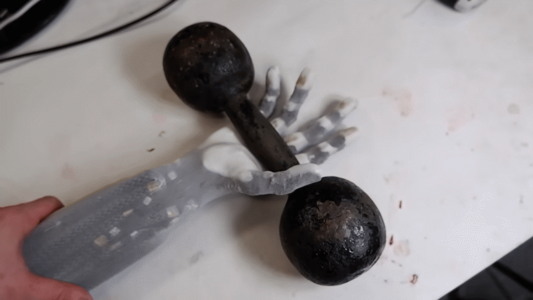 Sự khác biệt của Clone Robotics đã giúp họ huy động được hàng trăm nghìn đô la Mỹ từ các quỹ đầu tư, bao gồm cả Trevor Blackwell - người đồng sáng lập Y Combinator. Cách tiếp cận táo bạo này đã thực sự thổi một luồng gió mới vào ngành công nghiệp robot hiện đại.