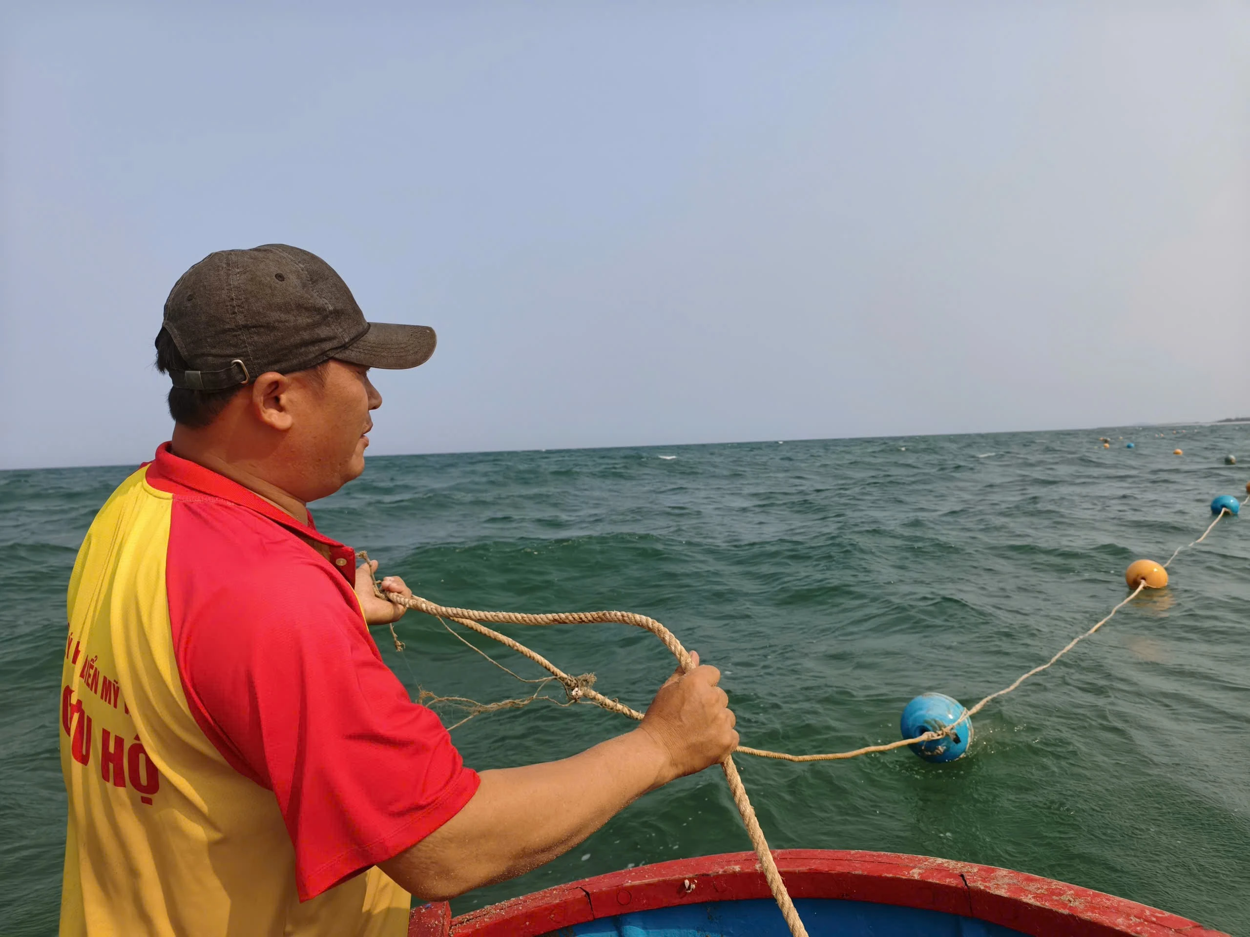 Quảng Ngãi khoanh vùng an toàn tắm biển trước mùa du lịch