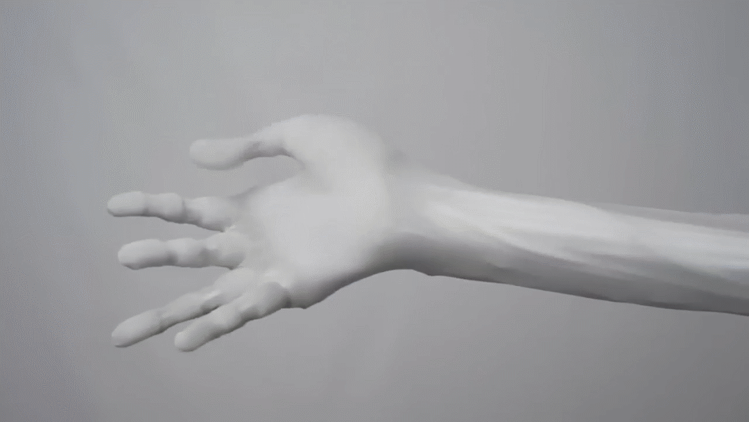 Xương của bàn tay được đúc từ sợi carbon siêu nhẹ và bền chắc, trong khi các bộ phận còn lại đều làm từ vật liệu mềm. Thiết kế của nó bao gồm một phần xương cẳng tay, cẳng tay hoàn chỉnh và lòng bàn tay với các chỉ số sinh học tương đồng hoàn hảo với tay người thật.