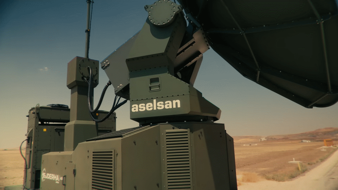 Hệ thống này được lắp đặt trên xe bọc thép ARMA 6x6 của Otokar, vốn cũng được sử dụng làm nền tảng cho hệ thống PUHU 3-LT ESM, bao gồm một vũ khí HPeM để tiêu diệt chức năng và các thiết bị gây nhiễu phía sau để tiêu diệt mềm.