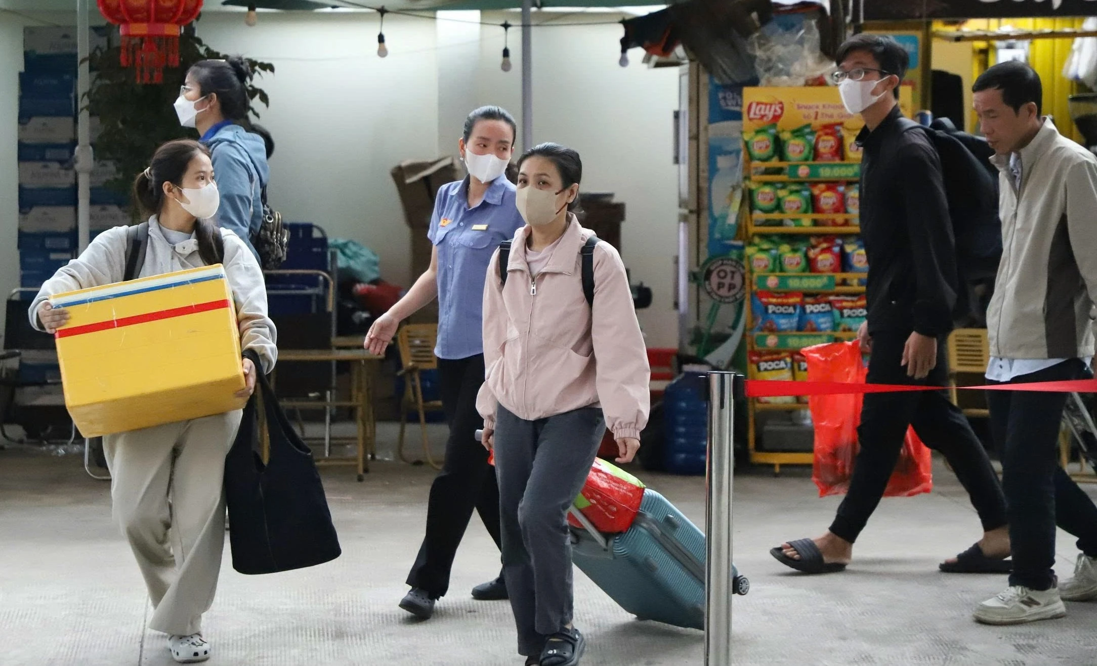 Sự cố sà lan đâm cầu Ghềnh, khách đi tàu 1 phen khốn đốn