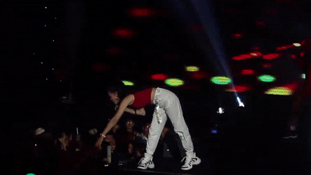 Dong Nhi gap su co bat ngo khi dang bieu dien tren san khau