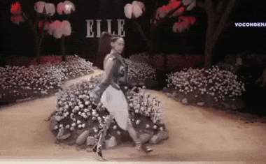 Minh Hằng bị đánh giá trình diễn catwalk như diễn hội chợ.