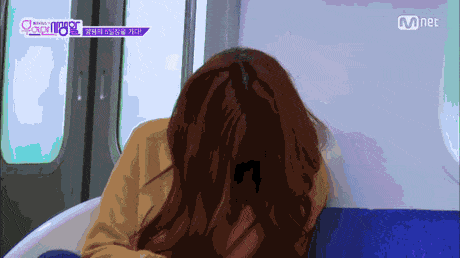 Khoảnh khắc ngủ ngon lành của Tzuyu và Sana trên tàu. Tí nữa là bị các chị bỏ quên trên tàu rồi.