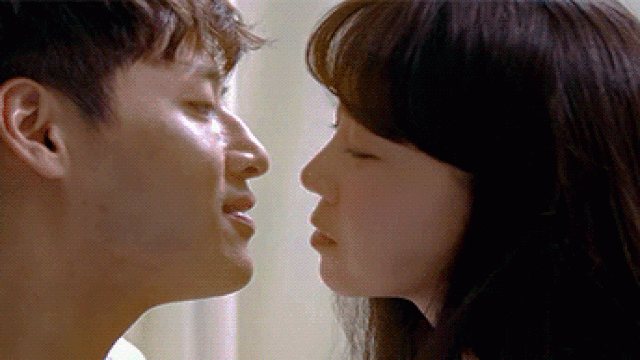  Kang Ha Neul - tích cực ăn kẹo cao su: Kang Ha Neul được truyền thông Hàn Quốc ví như ánh mặt trời trong làng điện ảnh Hàn Quốc. Trong sự nghiệp của mình, anh từng thể hiện khá nhiều cảnh quay tình tứ, hôn nóng bỏng. Nam diễn viên chia sẻ: "Khi quay các cảnh hôn phải thật tôn trọng bạn diễn. Nếu miệng không thơm thì cũng không được phép có mùi khó chịu. Tôi ưa thích nhai kẹo cao su hơn là ngậm kẹo ngọt. Đặc biệt thích dùng kẹo cao su thổi bong bóng". Lý giải vì sao phải dùng loại kẹo này, anh thú nhận: "Vì thời cấp 3, bọn con trai trong lớp kháo nhau bí quyết để có nụ hôn với mùi hương vấn vương là ăn kẹo cao su thổi bong bóng".