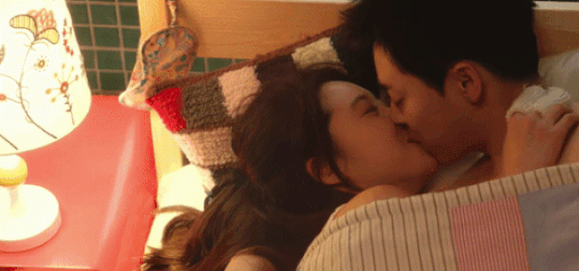  Jo Jung Suk - đánh răng kỹ càng: Cũng giống như Park Bo Gum, Jo Sung Suk rất để ý đến cảm nhận của bạn diễn nữ. Nam diễn viên Jo Jung Suk đã thực hiện rất nhiều cảnh hôn ngọt ngào lẫn ướt át trên màn hình. Nam diễn viên từng nhận được cơn mưa lời khen từ khán giả khi đóng phân cảnh dạy hôn đúng chuẩn trong phim Architecture 101. "Tôi rất chú trọng chuẩn bị cho mỗi cảnh hôn để không gây bất kỳ sự khó chịu nào đến bạn diễn. Tôi không ăn kẹo mà là đánh răng rất kỹ càng. Đánh xong thậm chí còn kiểm tra hơi thở để đảm bảo tuyệt đối thơm tho", nam diễn viên chia sẻ.