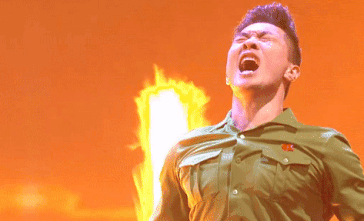 Anh em hoàng tử xiếc hét lên ăn mừng sau phần thi thành công.