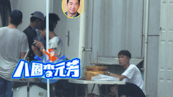 Trương Quốc Lập đi phải có người đỡ.