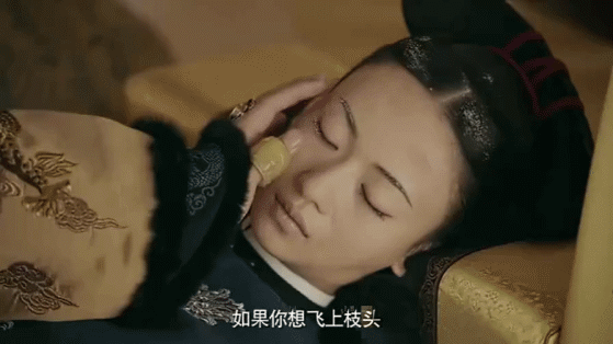 Cái chạm nhẹ nhưng chứa đầy sự quan tâm, yêu thương.