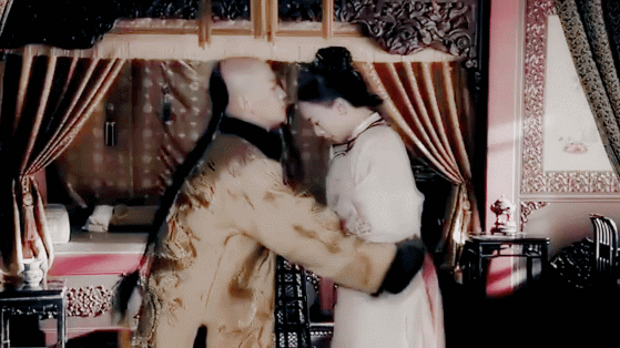 Những cái ôm hôn đầy tình cảm.