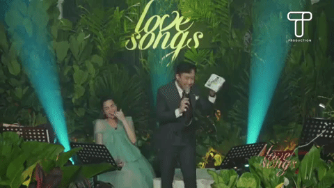 Trước đó, trong Private Show đầu tiên, Hồ Ngọc Hà cũng diện váy thùng thình giấu bụng. Trong một tích tắc, nữ ca sĩ vô tư lấy tay xoa bụng - thói quen của những bà bầu. Trong lần xuất hiện này, cô còn công khai gọi bạn trai Kim Lý là "chồng".