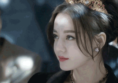 Tham dự với vai trò khách mời trên hàng ghế đầu của show thời trang một hãng danh tiếng, Địch Lệ Nhiệt Ba thu hút mọi ống kính vào gương mặt “không góc chết” và thần thái hút hồn của cô.