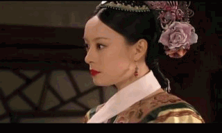 Một bộ phim khác cũng khiến người xem mãn nhãn với những cú tát quyền lực của dàn mỹ nữ hậu cung chính là “bom tấn cổ trang” Chân Hoàn Truyện. Trong phim, Tôn Lệ (vai nữ chính Chân Hoàn) có cú tát trời giáng vào mặt Đào Hân Nhiên (vai An Lăng Dung) vì quá nhập tâm. Chỉ nhìn vào biểu cảm của Đào Hân Nhiên cũng có thể nhận ra cú tát trong phim Trung Quốc này không hề nhẹ nhàng.