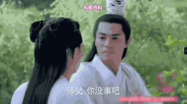 Một lần khác Hoắc Kiến Hoa cũng cho thấy thái độ chuyên nghiệp khi thực hiện phân đoạn tát Triệu Lệ Dĩnh trong Hoa Thiên Cốt. Dù anh đã cố kiểm soát lực tay nhưng vẫn khiến Triệu Lệ Dĩnh choáng váng, ngã ra đất và không thể đứng vững.