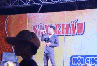 Ca si Du Thien bi khan gia nem ghe khi dang bieu dien