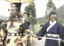 Triển Chiêu (Hà Gia Kính ) thông minh, giỏi võ nhưng lại lúng túng đến mức không thể đưa bảo kiếm vào vỏ cũng là sạn phim khiến khán giả bật cười.