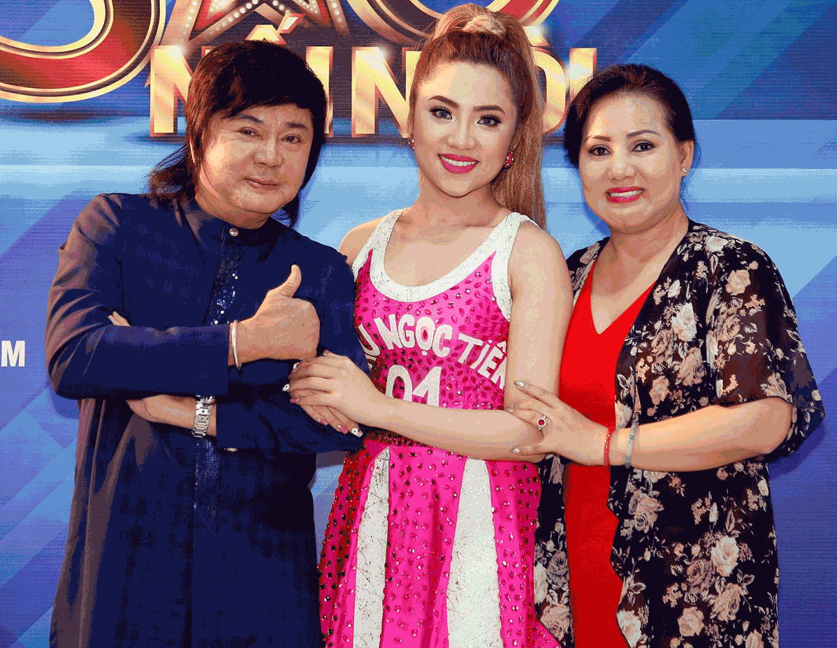 Châu Ngọc Tiên: Cô là con gái của nghệ sĩ cải lương Châu Thanh - Ngọc Huyền Châu. Từ nhỏ, Châu Ngọc Tiên đã bộc lộ năng khiếu âm nhạc. Năm 4 tuổi, nghệ sĩ Châu Thanh và con gái út xuất hiện trong vở cải lương Bước chân xuất thế. Đến khi 7 tuổi, cô xin cha mẹ học thanh nhạc và tham gia nhóm tam ca Mắt Nai. Nhưng việc đi hát ảnh hưởng đến việc học, nên cô rời nhóm, tập trung học hành.