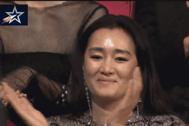 Ở phía hàng ghế VIP, Củng Lợi xúc động nghẹn ngào khi nghe lời chia sẻ của tình cũ. Củng Lợi thể hiện sự ủng hộ tuyệt đối với đạo diễn họ Trương.