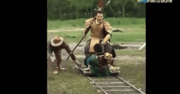 Theo dõi những bộ phim cổ trang Trung Quốc khán giả trầm trồ không ngớt khi thấy cảnh các nhân vật trong phim cưỡi ngựa oai phong. Những thước phim diễn viên cưỡi ngựa cũng được đánh giá là cảnh quay mạo hiểm trên màn ảnh nhỏ. Có điều không phải diễn viên nào cũng đóng thật những cảnh quay này. Thực tế, hậu trường dàn diễn viên cưỡi ngựa trên phim cổ trang Trung Quốc phần lớn đã "lừa" khán giả thế này.